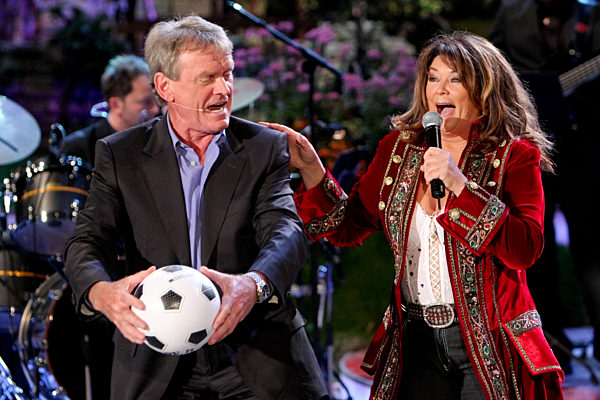 Die norwegische Sängerin Wencke Myhre und Torwartlegende Sepp Maier (64)...