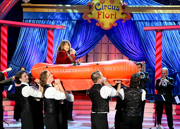 Die norwegische Sängerin Wencke Myhre wird von Tänzern des Fernsehballetts...