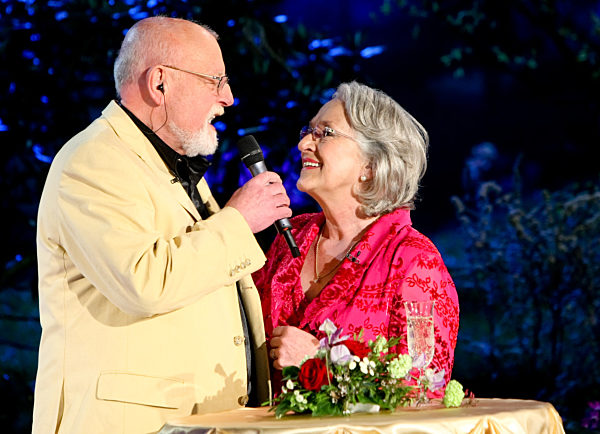 Der Sänger Roger Whittaker bringt seiner Frau Natalie beim Frühlingsfest der...