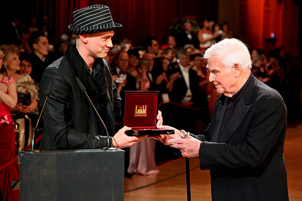 Der Schauspieler Ralf Bauer (l.) übergibt nach seiner Laudatio den...