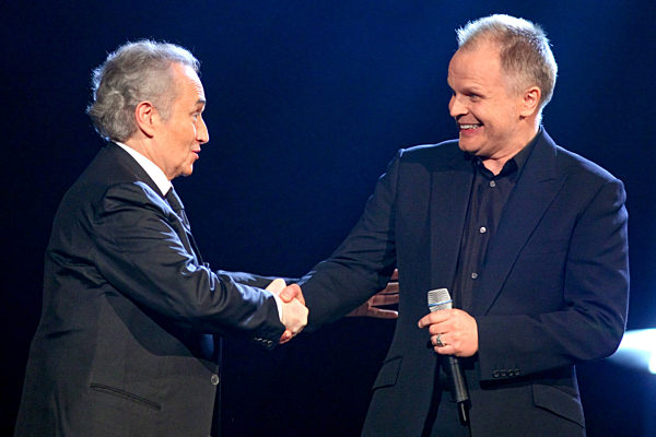 Der Tenor Jose Carreras (l-r) dankt dem Musiker Herbert Grönemeyer für...