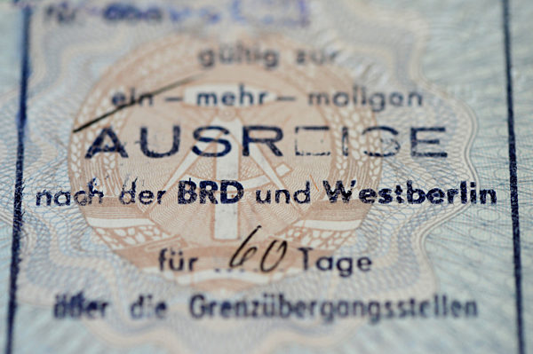 Ausreisestempel in einem DDR-Reisepaß