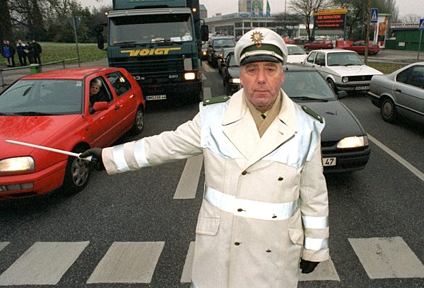 Verkehrspolizist auf einer Kreuzung