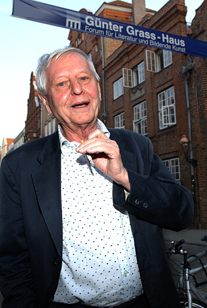 Der Lyriker, Essayist und Herausgeber Hans Magnus Enzensberger steht am...