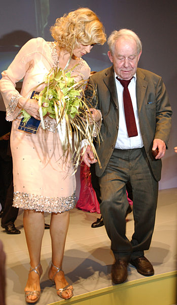 Die Preisträgerin des Medienpreises "Goldene Feder" des Hamburger Bauer...