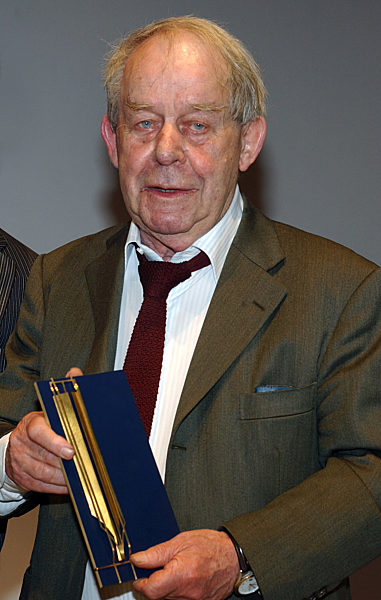 Der Preisträger des Medienpreises "Goldene Feder" des Hamburger Bauer...