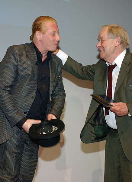 Der Preisträger des Medienpreises "Goldene Feder" des Hamburger Bauer...