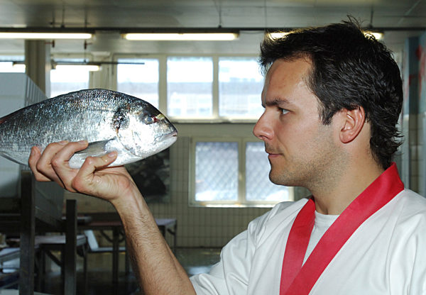 Der Hamburger Koch Steffen Henssler, bekannt durch seine Sendung "Hensslers...