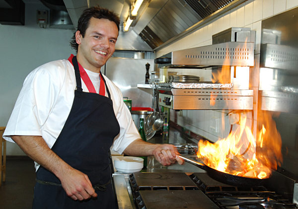 Der Hamburger Koch Steffen Henssler, bekannt durch seine Sendung "Hensslers...
