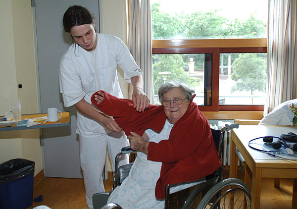 Der Zivildienstleistende Daniel Tilse hilft am Dienstag (24.07...