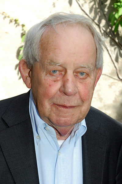 Der Schriftsteller Siegfried Lenz blickt am Sonntag (01.06...