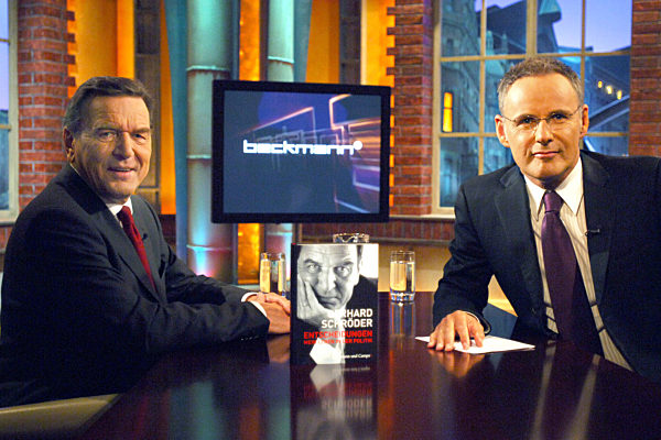 Der ehemalige Bundeskanzler Gerhard Schröder (l) sitzt am Sonntag (29.10...