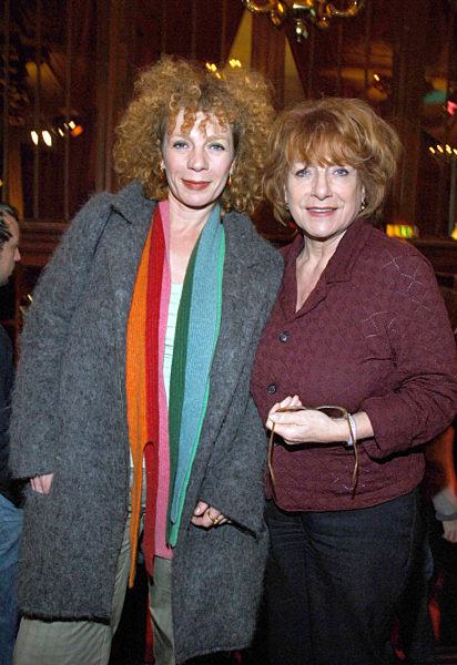 Die Schauspielerinnen Nina (l) und Hannelore Hoger lächeln am...