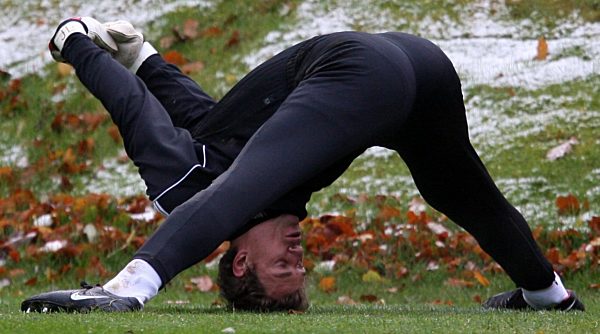 Der deutsche Fußball-Nationaltorhüter Jens Lehmann macht sich am Mittwoch...