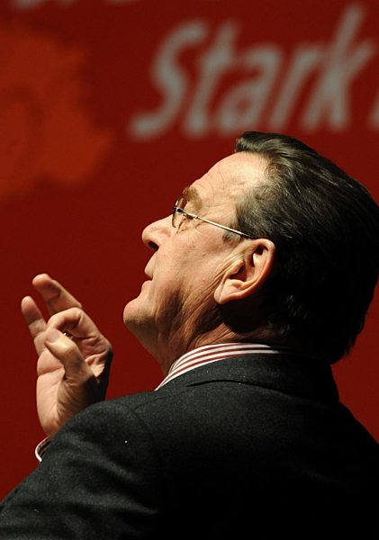 Der ehemalige Bundeskanzler Gerhard Schröder (SPD) gestikuliert am Montag...