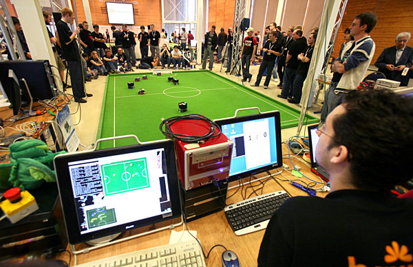 Teilnehmer und Besucher der "RoboCup German Open 2007" stehen am Mittwoch...