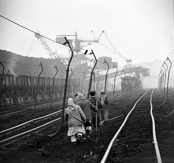Eine Gleisbaubrigade wechselt im Braunkohlentagebau Holzweißig im Kreis...