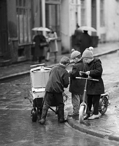 DDR - Kinder beim Altstoffsammeln
