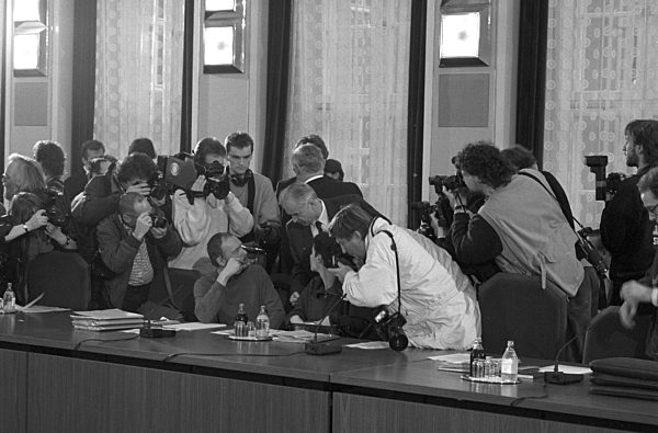 TV-Kameras und Fotografen verfolgen bei einer Tagung des sogenannten...