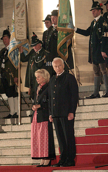 Bayerische Gebirgsschützen und Trachtenverbände aus dem ganzen Land...