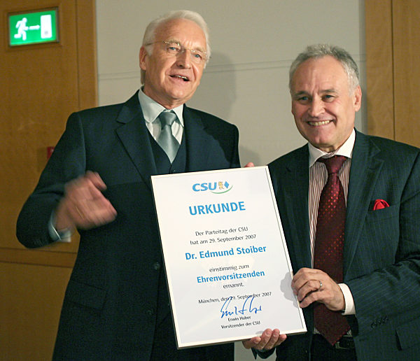 Stoiber bekommt Urkunde als CSU-Ehrenvorsitzender