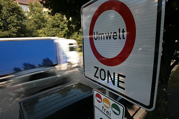 Umweltzonenschilder werden in München montiert