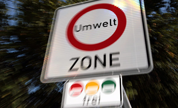 Umweltzonenschilder werden in München montiert