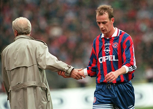 Mario Basler reicht Giovanni Trapattoni die Hand