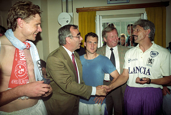 Bundesfinanzminister Waigel überreicht Gedenkmünzen an Spieler von 1860 München