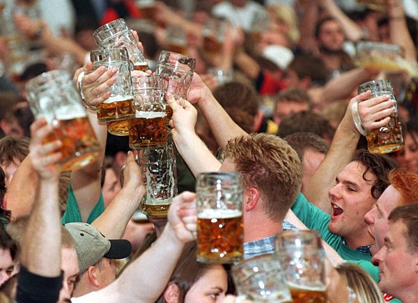 Oktoberfest in München Bierfreunde auf dem Münchner Oktoberfest