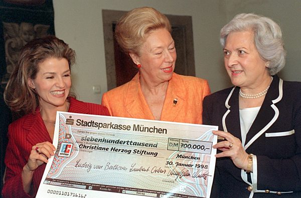 Scheck für Christiane Herzog-Stiftung