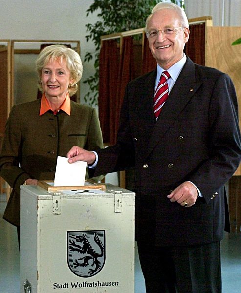 Stoiber und Frau geben Stimme zur Bundestagswahl ab