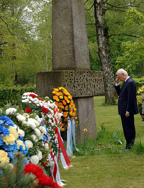 Der bayerische Ministerpräsident Edmund Stoiber gedenkt am Montag (09.05...