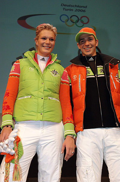 Turin 2006: Maria Risch und Felix Neureuther bei der Einkleidung der Olympiamannschaft in München