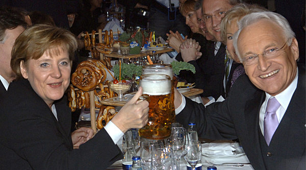 Mit einer Maß Bier stoßen Bundeskanzlerin Angela Merkel (CDU...