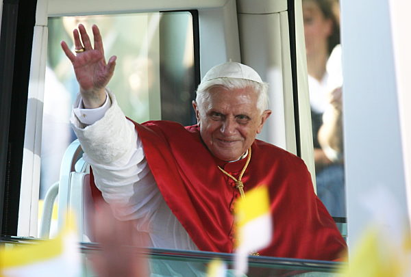 Papst Benedikt XVI winkt am Samstag (09.09...