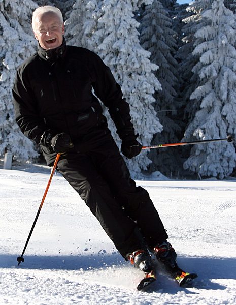 Der bayerische Ministerpräsident Edmund Stoiber fährt am Donnerstag (21.12...