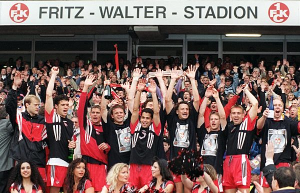 Fußball: Kaiserslauterns Spieler feiern Meisterschaft