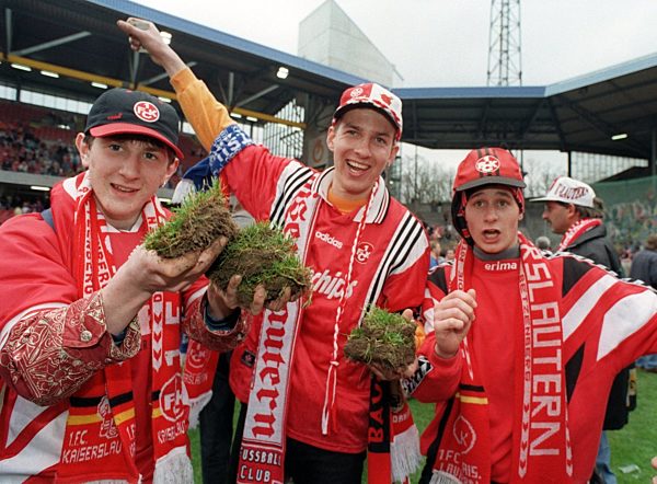 Fußball: Kaiserslauterner Fans mit Rasenstücken