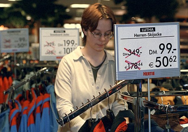 Geschäfte zeichnen Waren mit Euro und in D-Mark aus