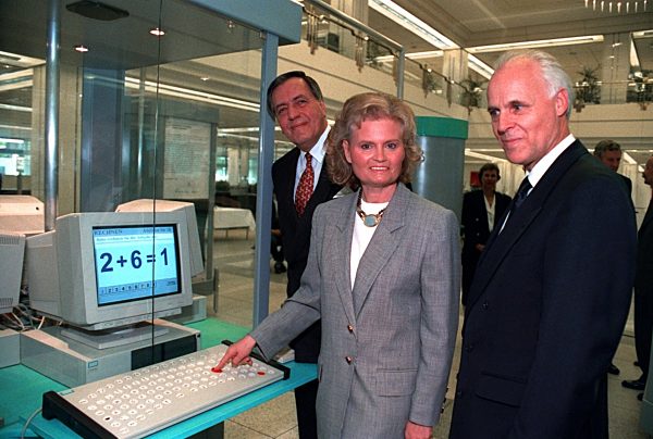 Hilmar Kopper und Hannelore Kohl eröffnen Ausstellung