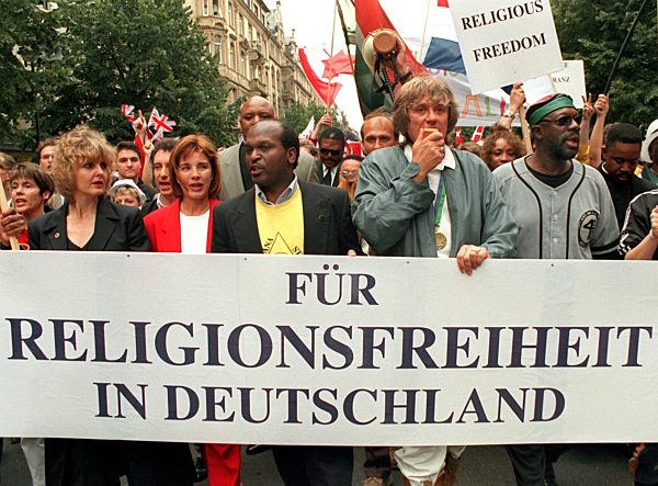 Frankfurt: 500 Scientologen demonstrieren "für Religionsfreiheit"