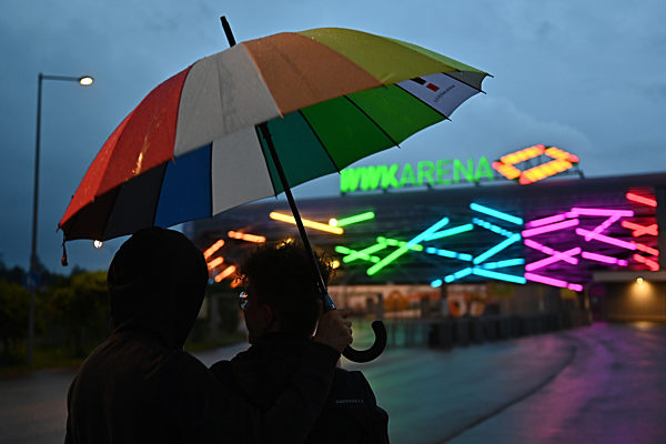 Fußball EM - Regenbogen-Beleuchtung in Augsburg