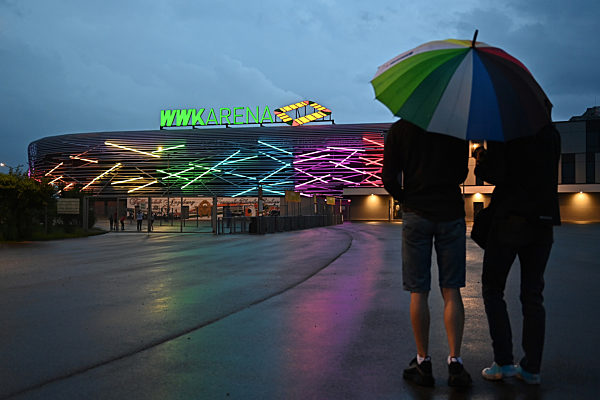 Fußball EM - Regenbogen-Beleuchtung in Augsburg