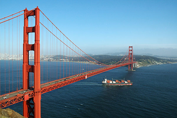 Containerschiff am Golden Gate.