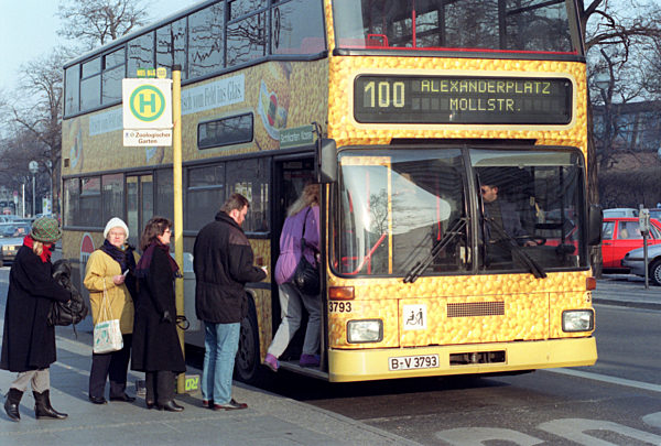 Bus 100 durch Berliner City (Archivfoto und Text 1993)