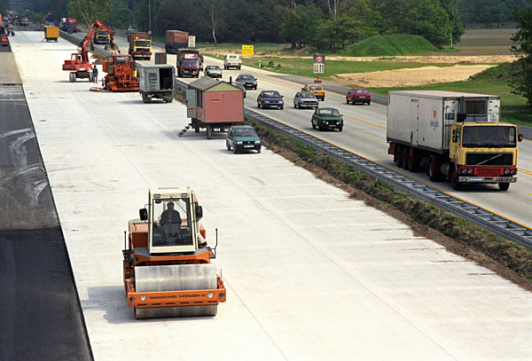 Das Tempo der Bauarbeiten auf den ostdeutschen Autobahnen ist den...