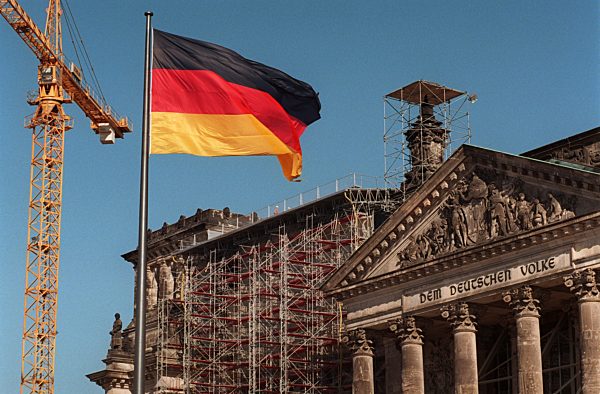 Fahne weht am Reichstag
