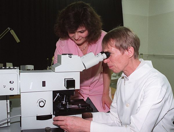 Dr. Regine Hildebrandt am Mikroskop (Archivfoto und Text 1993)