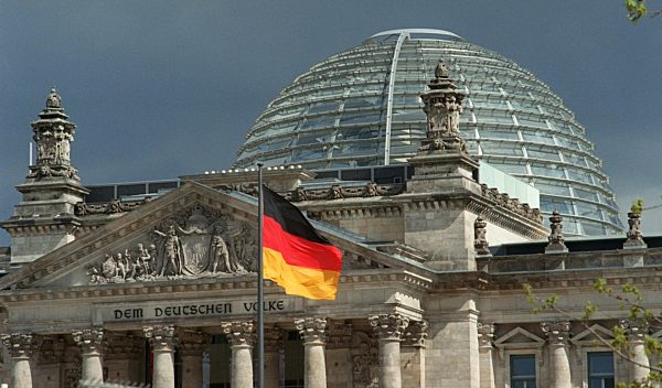 Der Reichstag vor der ersten Bundestagssitzung